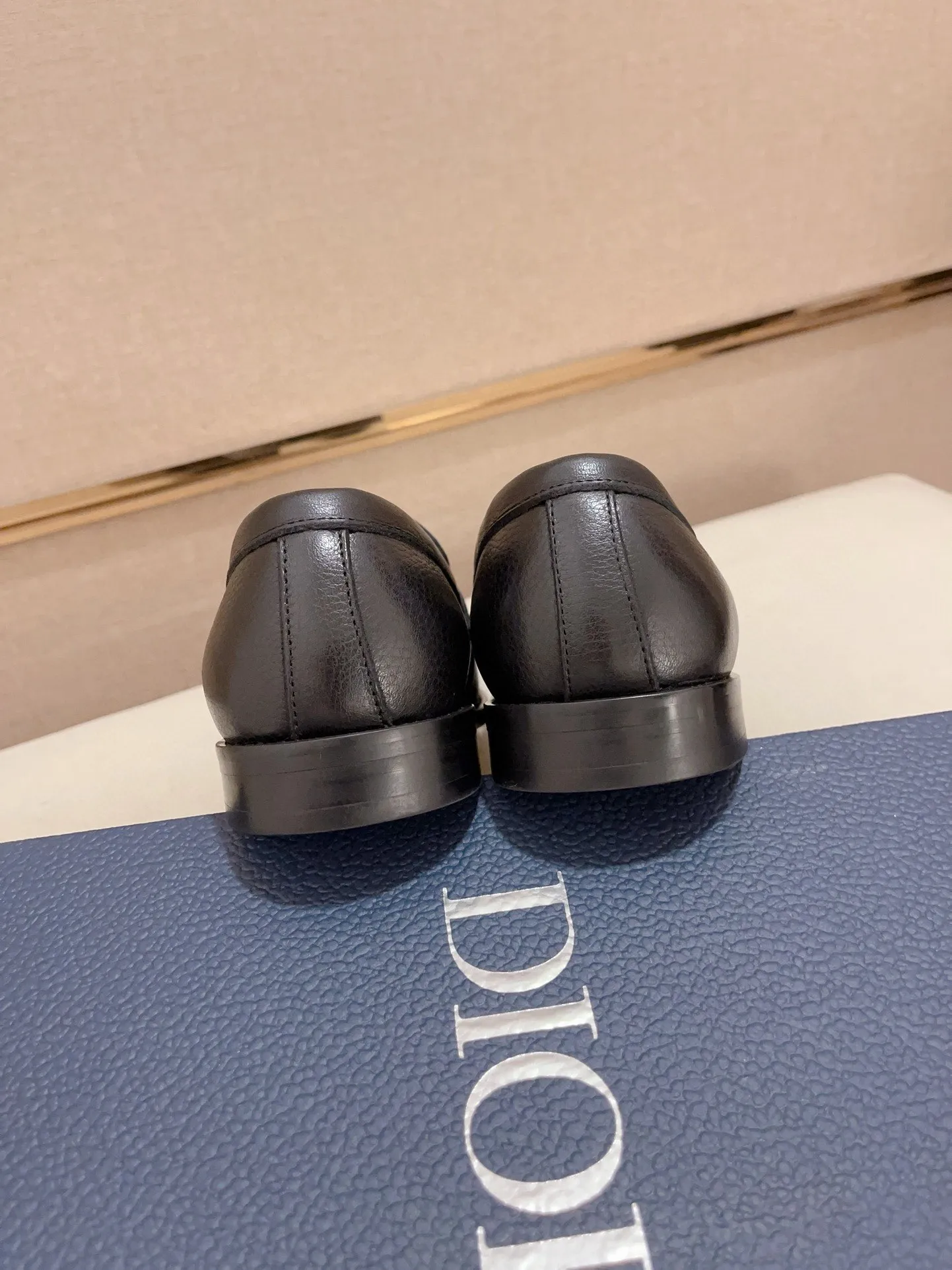 Men's shoes 💰: 560💰 High-end version of Dior Dior's new series. Famous actors and internet celebrities wear super popular designs. The sculptures of French artist Niki de Saint Phalle are designed as rings. Material: Imported original material ➕Painted cowhide Foot pads: cowhide Outsole: Rubber outsole Men's shoe size: 38~44 Can be customized to size 45
